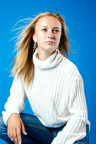 Beyaz kazaklı genç sarışın kız — Stok fotoğraf