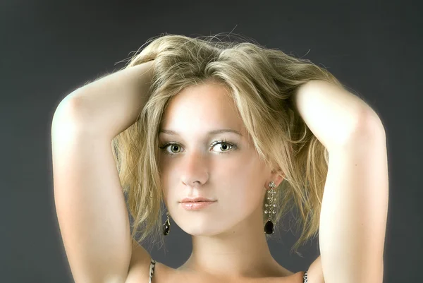 Jonge blonde schoonheid — Stockfoto