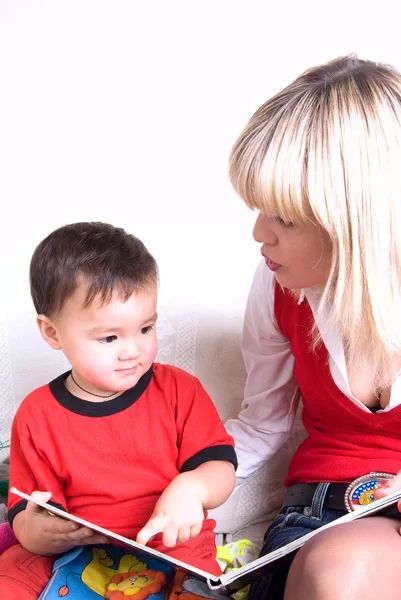 Lezen van een boek met zijn moeder kind — Stockfoto