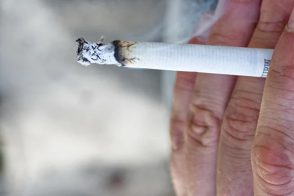 Hand hält angezündete Zigarette — Stockfoto