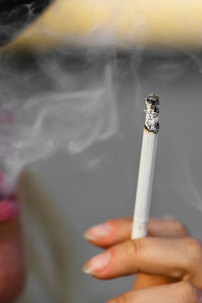Cigarro com anéis de fumaça — Fotografia de Stock