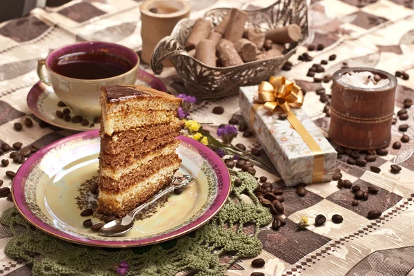 Cake met thee en geschenk doos — Stockfoto