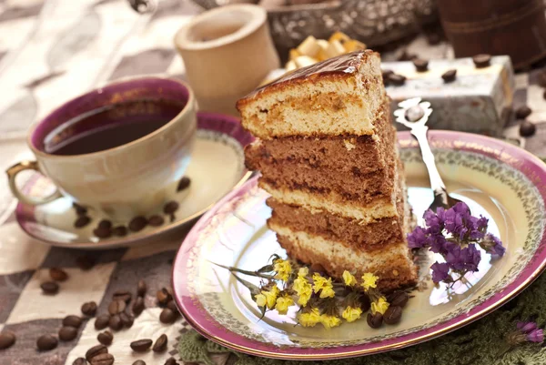 Cake with tea and gift box — Stock Photo, Image
