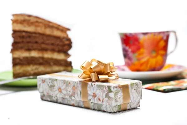 Cakewith te och gift box — Stockfoto