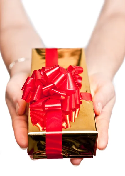 Caja de regalo en las manos —  Fotos de Stock