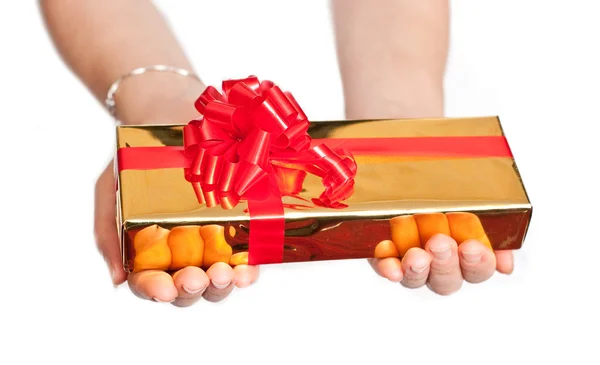 Geschenkdoos in handen — Stockfoto