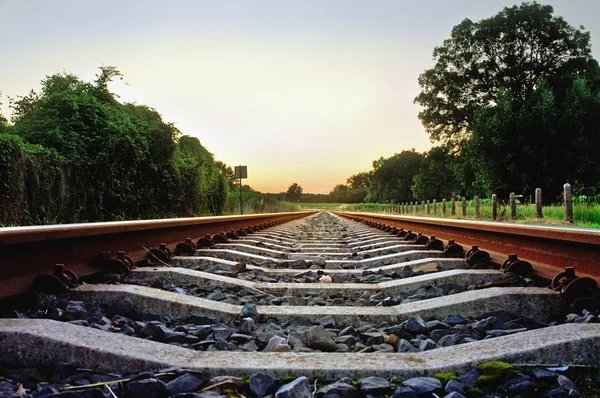 铁路轨道与苍白柔和日落 — 图库照片