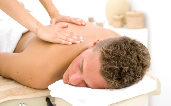 Jovem recebendo uma massagem — Fotografia de Stock