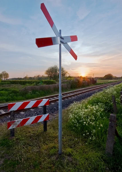 Spoorwegen met pastel zonsondergang — Stockfoto