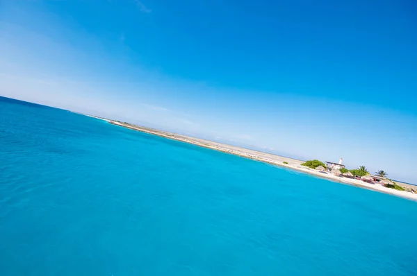 Vista mar azul-turquesa com horizonte inclinado — Fotografia de Stock