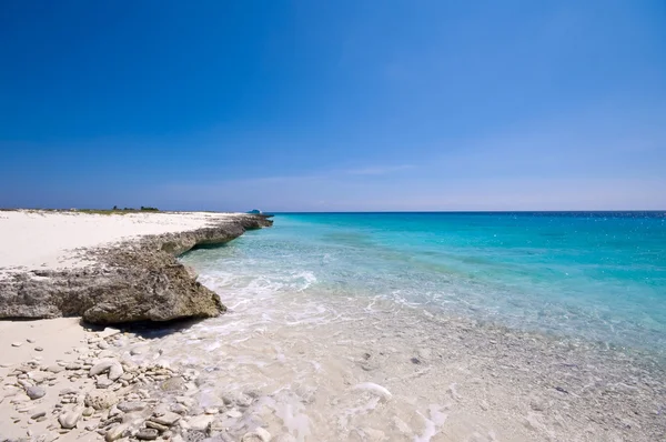 Бирюзовый вид на море с каменистым берегом — стоковое фото