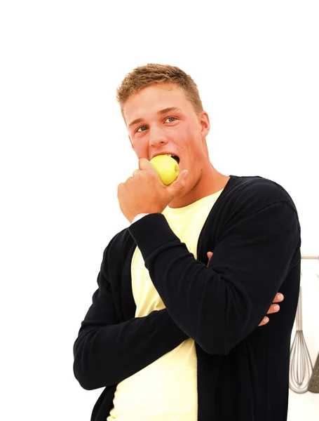 Bonito jovem comendo uma maçã — Fotografia de Stock