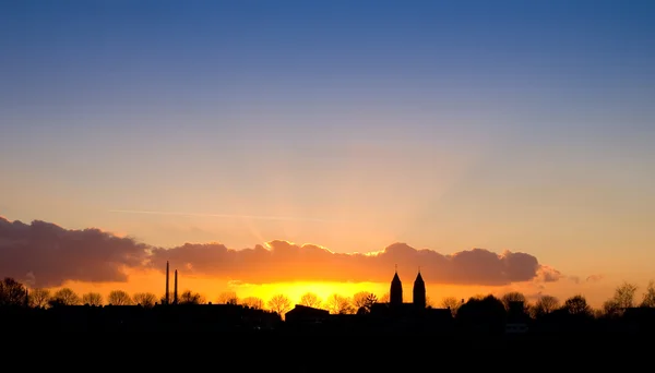 Dorp silhouet bij zonsondergang — Stockfoto