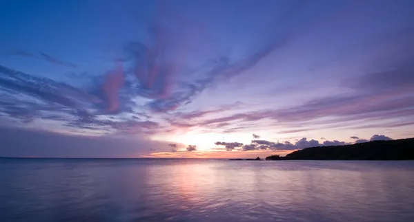 Morze niebieski fioletowy zachód słońca — Zdjęcie stockowe