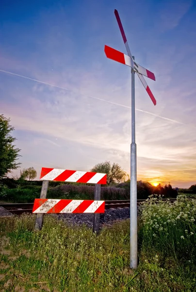 Spoorweg bord met zonsondergang — Stockfoto