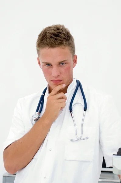 若い医者は深刻な表情 — ストック写真