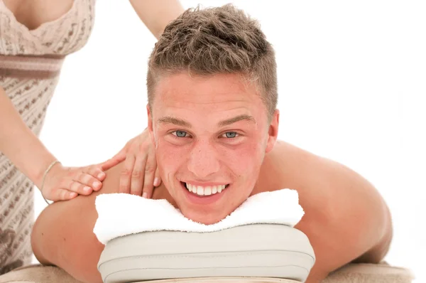 Junger Mann bekommt eine Massage — Stockfoto