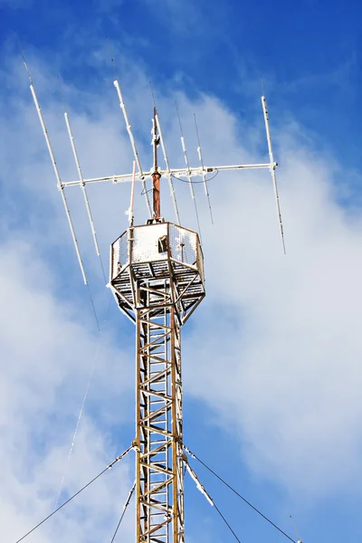 Torre de comunicação de antena de rádio — Fotografia de Stock