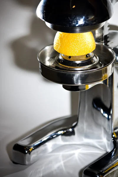 Limon meyve doğal suyu hizmet programı — Stok fotoğraf