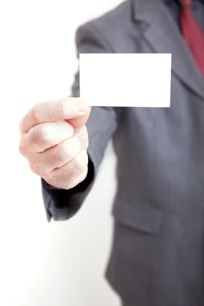 Empresário com um cartão de visita em branco — Fotografia de Stock