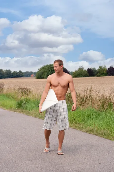 Surfer on the way to the beach — Stockfoto
