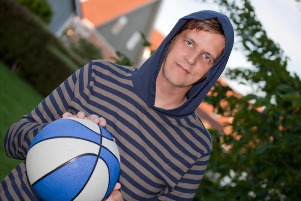 Kul ung mann med basketball – stockfoto