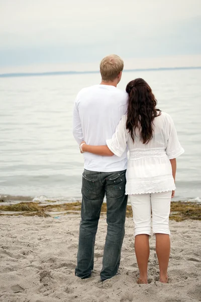 Couple by the beach — Stock Photo, Image