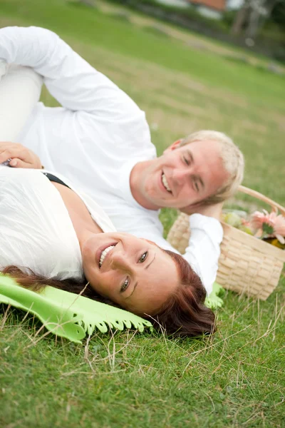 Couple having a romantic picnic — Stock Photo, Image