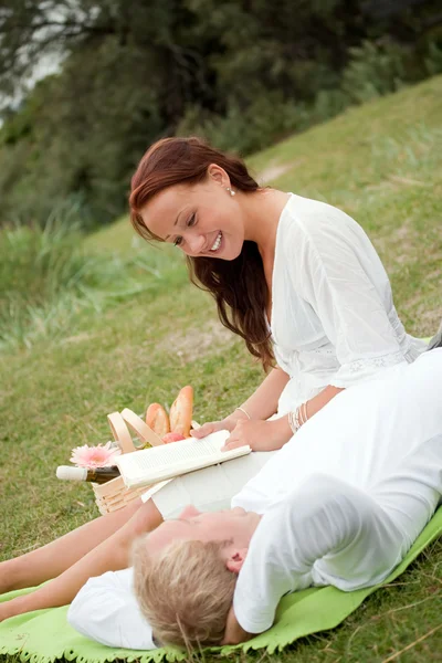 Cute young couple on romantic picnic — Stock Photo, Image