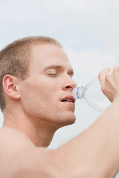 Ajuste o homem água potável — Fotografia de Stock