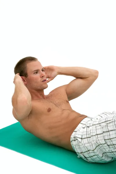 健身男人做仰卧起坐 — 图库照片