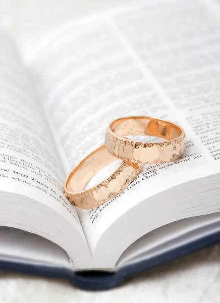 Snubní prsteny na Bibli — Stock fotografie