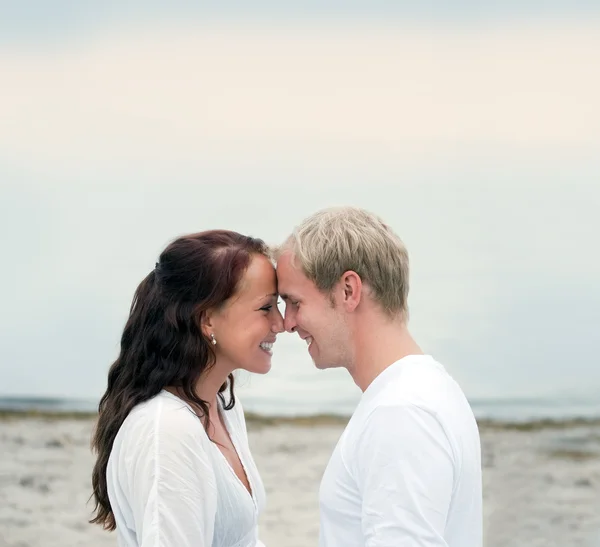 Jeune couple s'amuser sur la plage — Photo