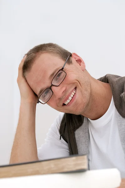 Usmívající se muž student — Stock fotografie
