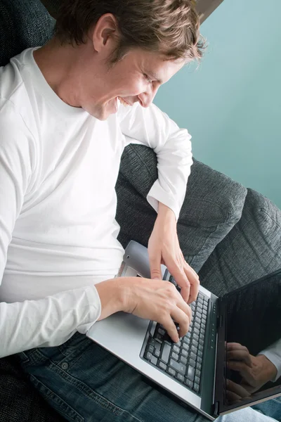 El hombre se divierte en el ordenador portátil — Foto de Stock