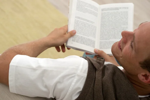 Człowiek czytając dobrą książkę — Zdjęcie stockowe