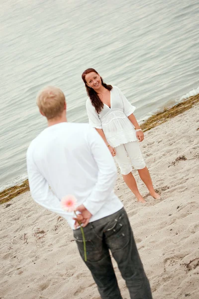 Muž a žena na pláži — Stock fotografie