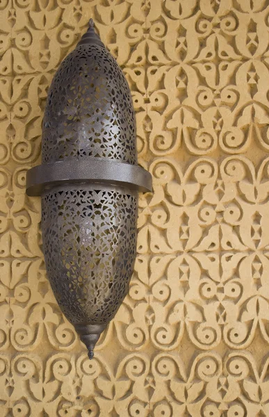 Muralla de piedra caliza de estilo árabe y ligh — Foto de Stock