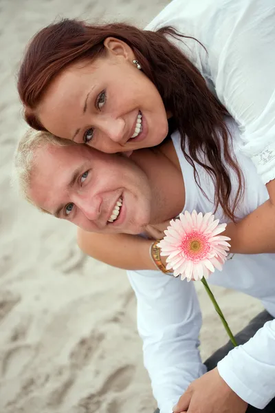 Portarit of romantic couple by the beach — Stock Photo, Image