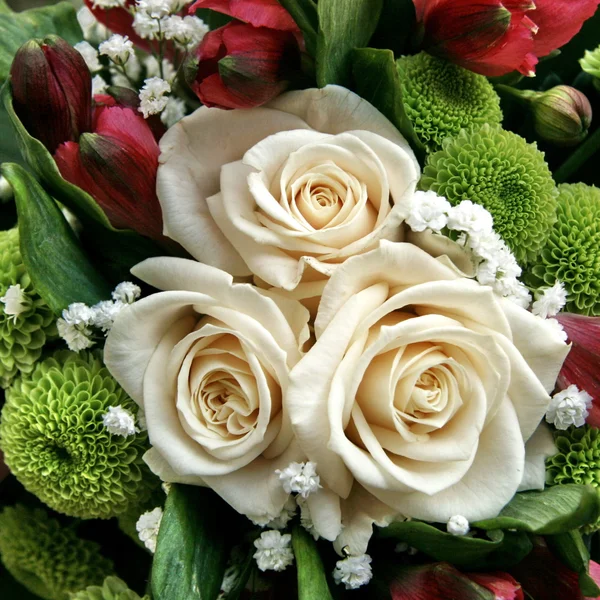 Beautiful bouquet of white roses — Stock Photo, Image