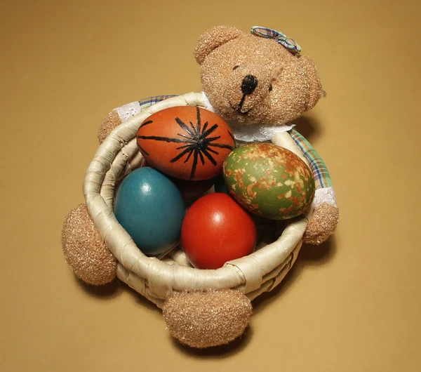 Œufs de Pâques dans le panier à ours — Photo