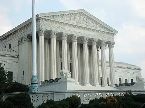 Szilva, fehér alapon대법원은 워싱턴 dc를 구축 — 스톡 사진