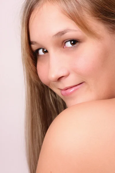 Egy fiatal szőke nő portréja — Stock Fotó