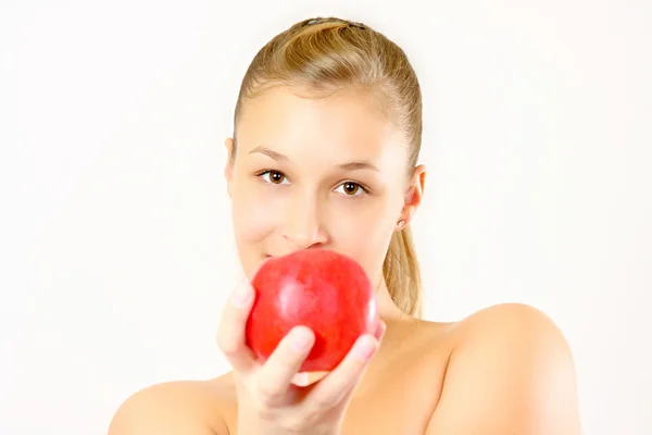 リンゴを持つ若い女性は — ストック写真