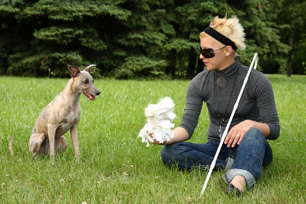 Mujer ciega jugando con su perrito — Foto de Stock