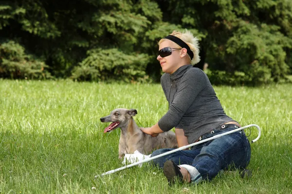 Ślepy kobieta z psem litte — Zdjęcie stockowe