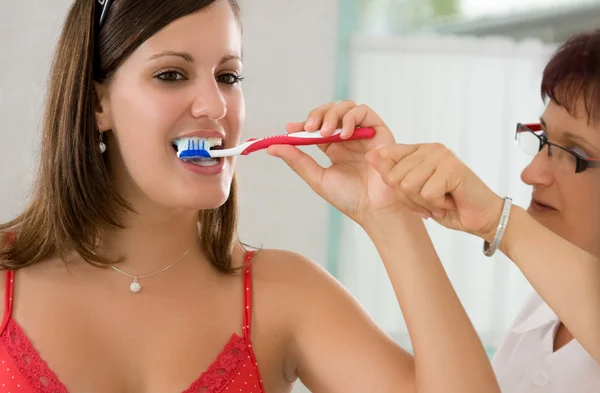 Diş fırçalama — Stok fotoğraf