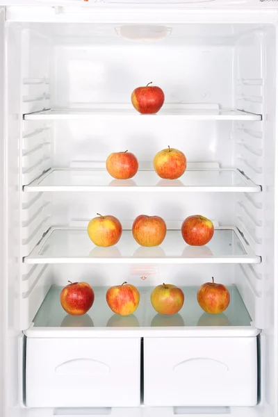Piramide van appels in de koelkast Rechtenvrije Stockfoto's
