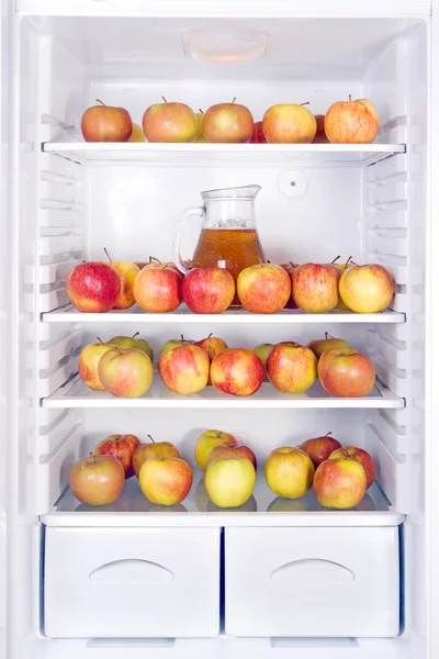 Appels in de koelkast Rechtenvrije Stockafbeeldingen