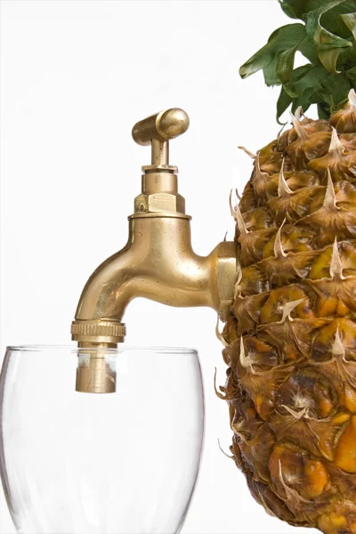 Ananas con rubinetto e bicchiere Immagine Stock